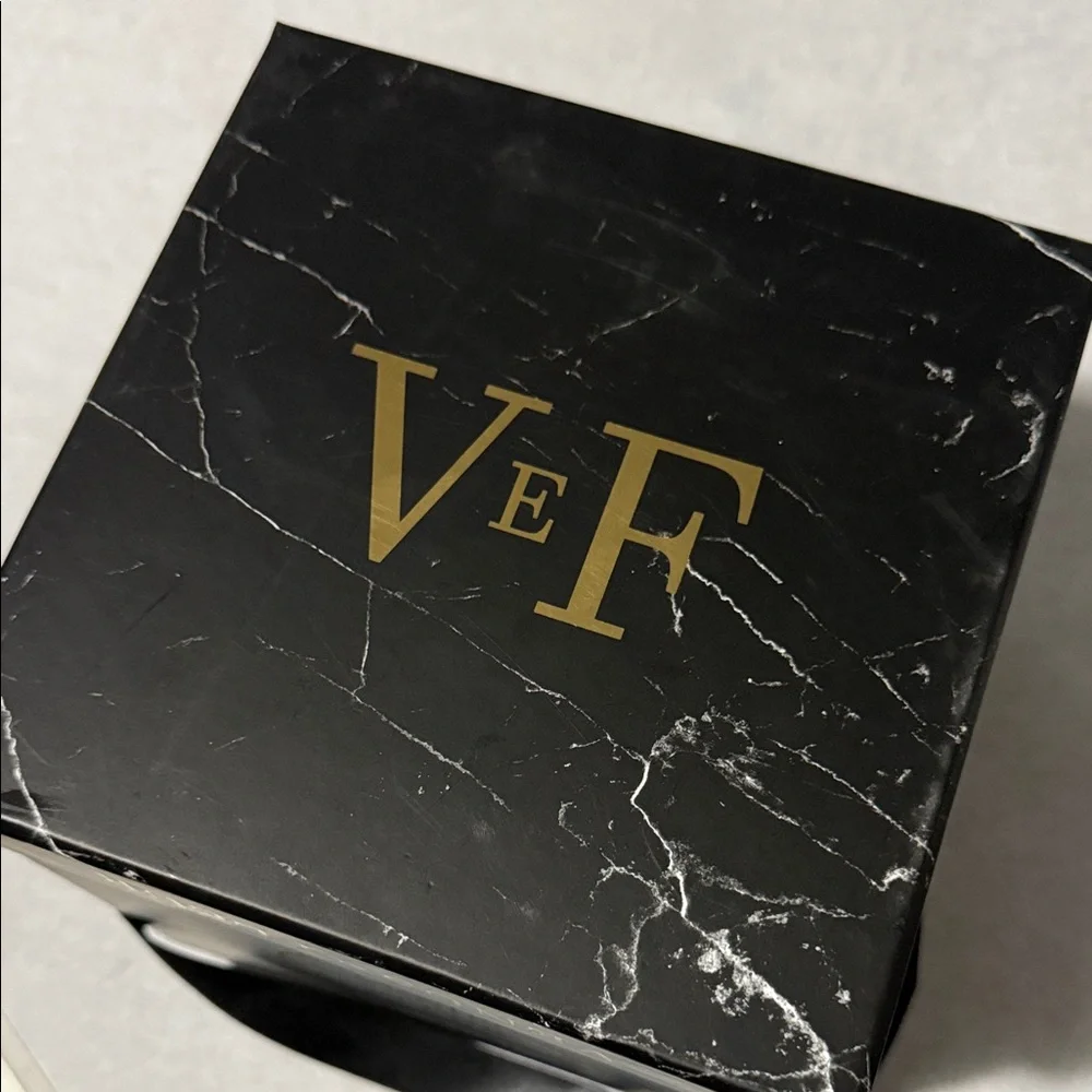 Venus Et Fleur Pink Roses in Black Box - Picture 5 of 9